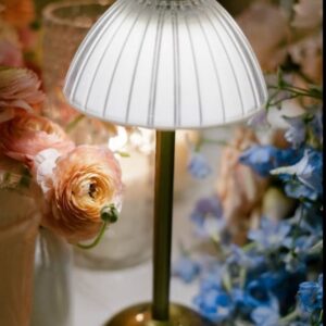 Led galda lampa ar zelta kāju